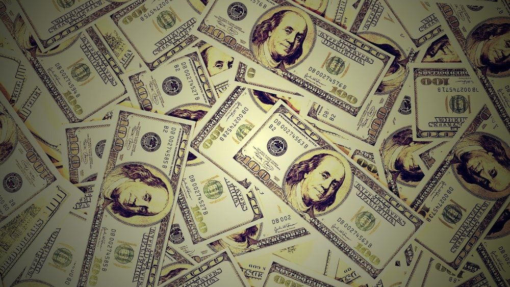 Монеты на черном фоне