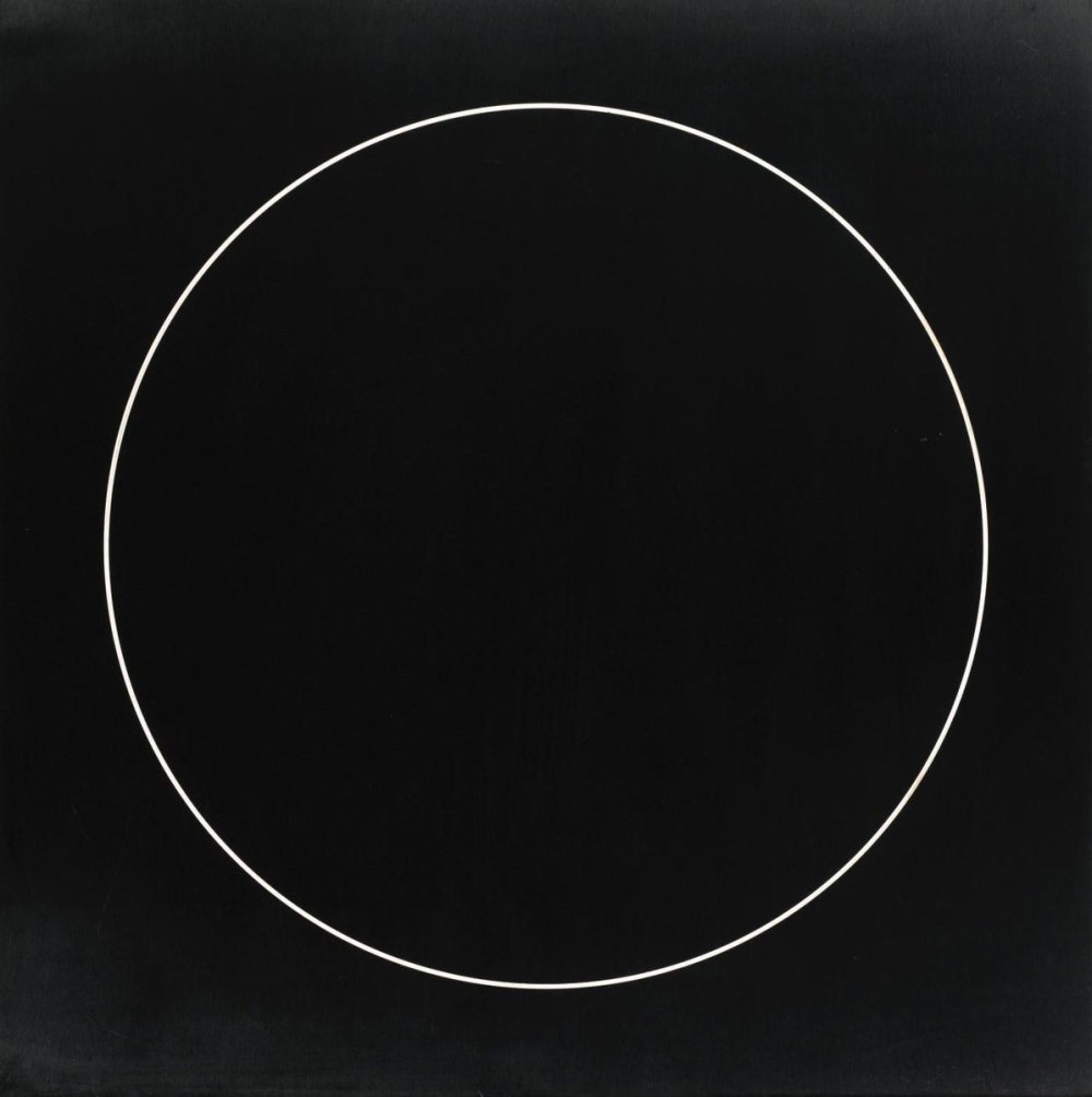 Круг на черном фоне