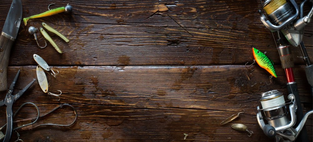 Рыболовные снасти на деревянном фоне
