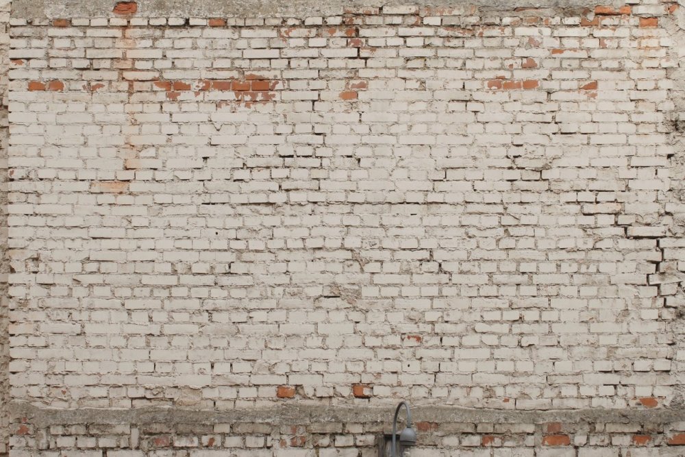 Кирпичная стена гаража