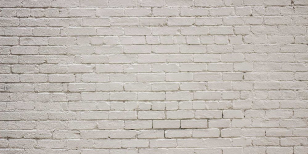 Кирпичная стена покрашенная в белый цвет