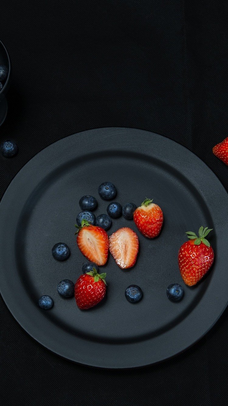 Тарелка с ягодами