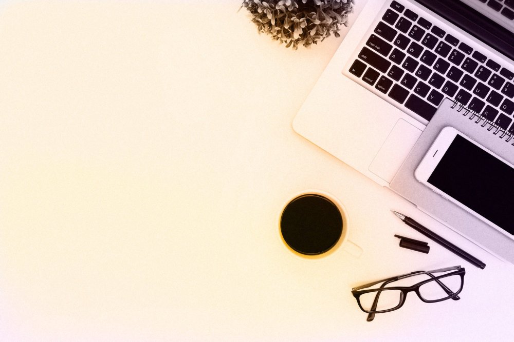 Ноутбук на столе вид сверху