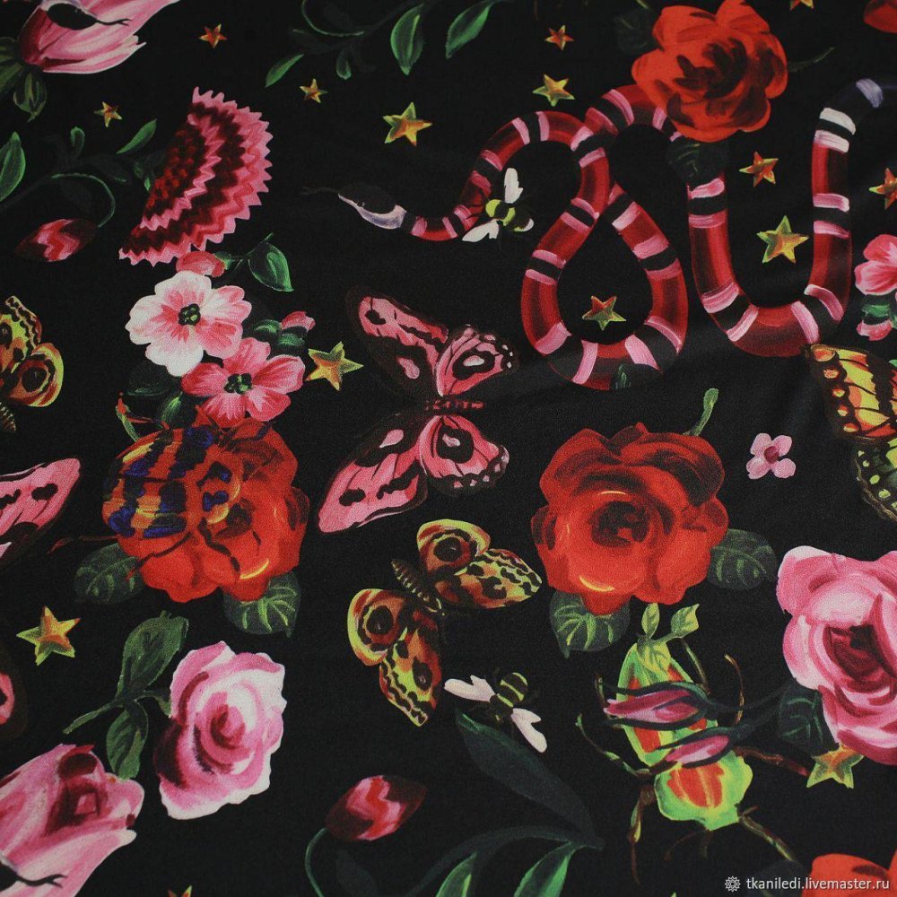 Розочки на черной ткани