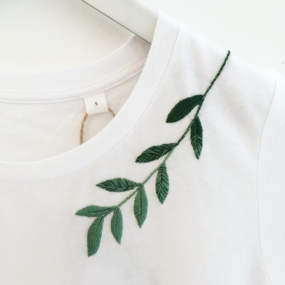 Вышивка гладью на футболке