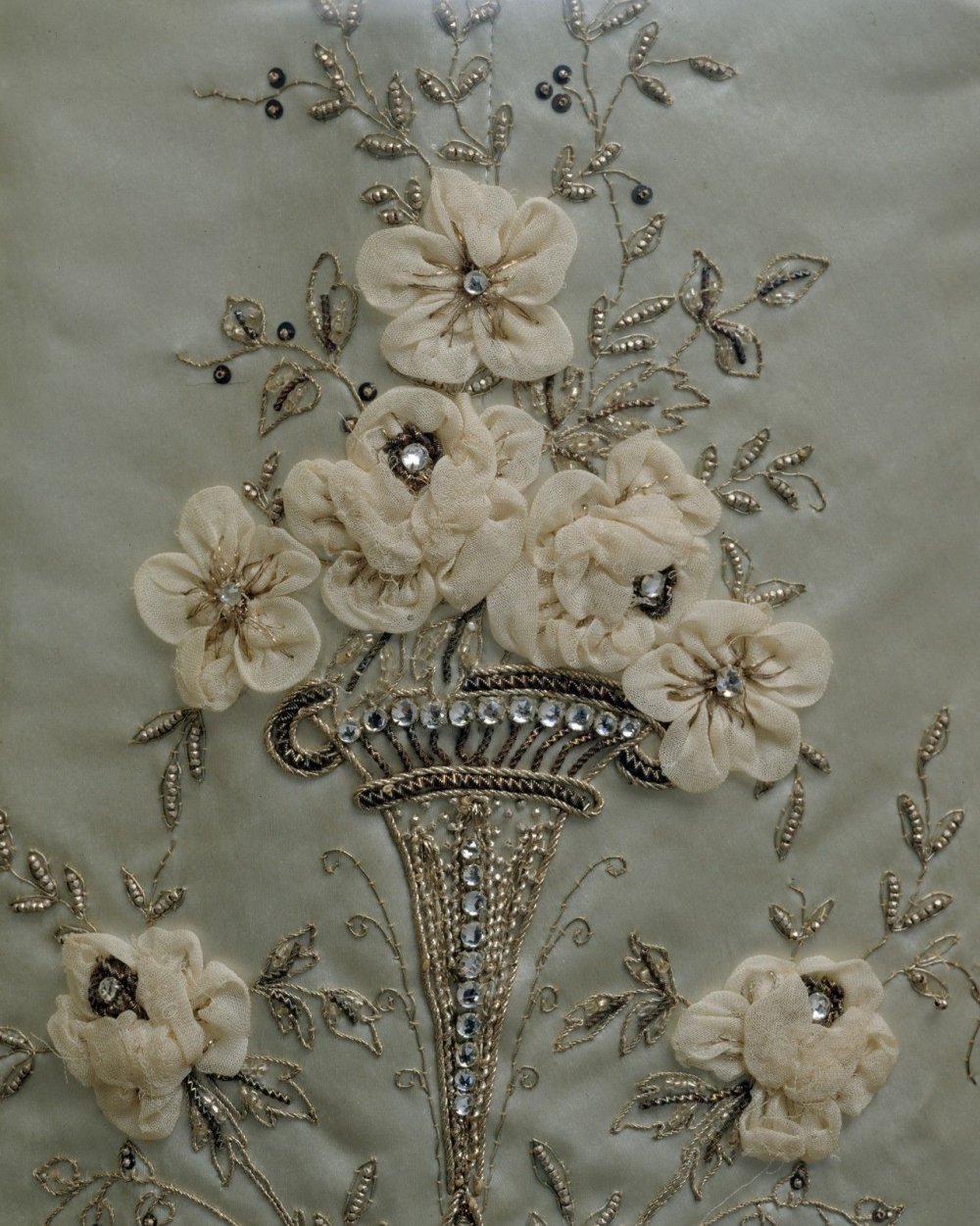 Объемная вышивка на одежде