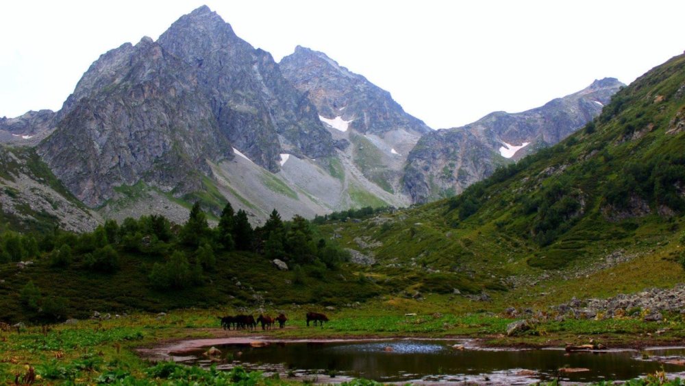 Озеро и водопад Белкау-кёль