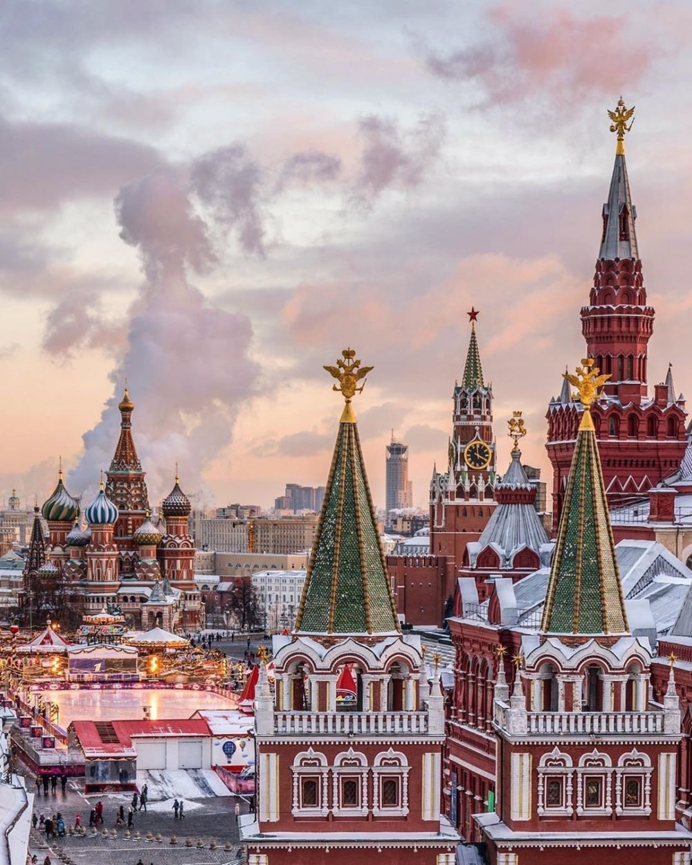 Собор Василия Блаженного в Москве на красной площади с Кремлем