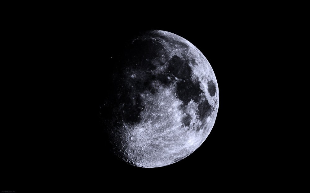 Луна на черном фоне