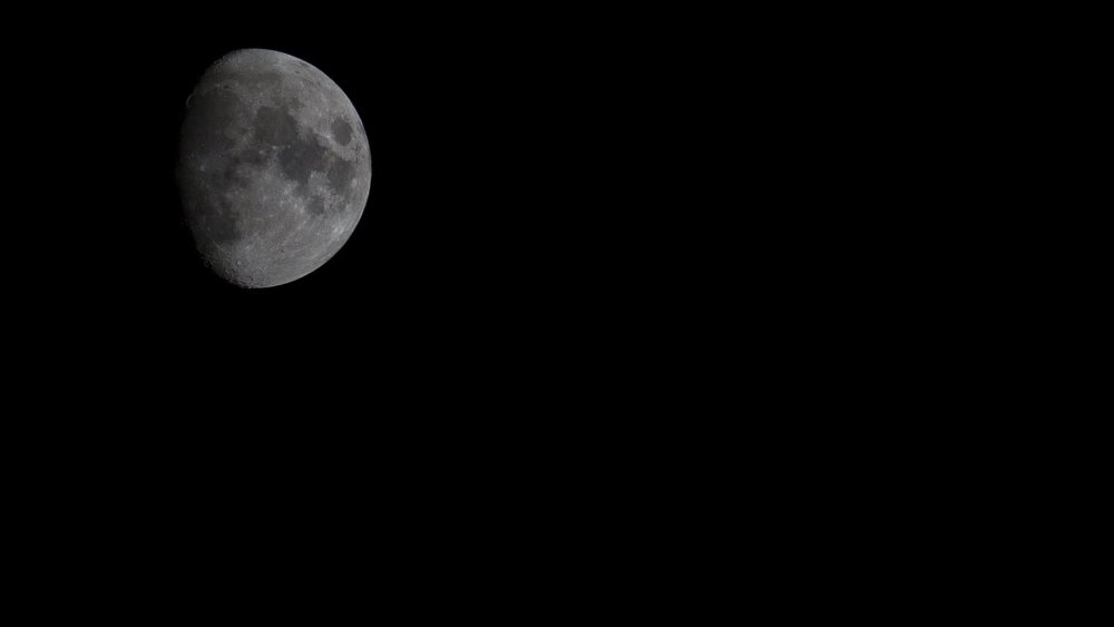 Луна на темном фоне