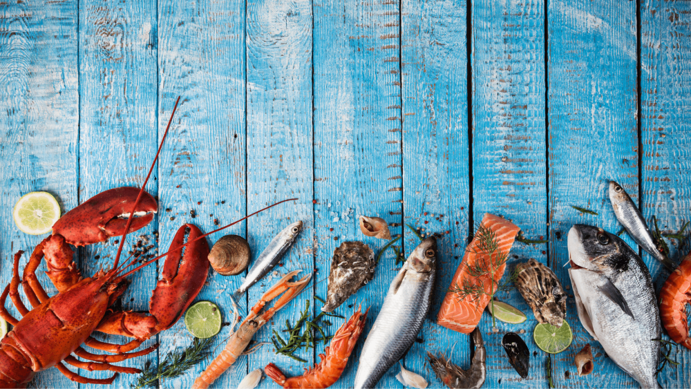 Морепродукты на фоне дерева