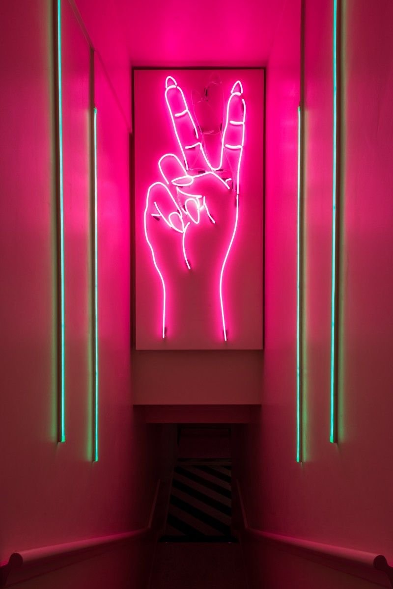 Неоновая стена