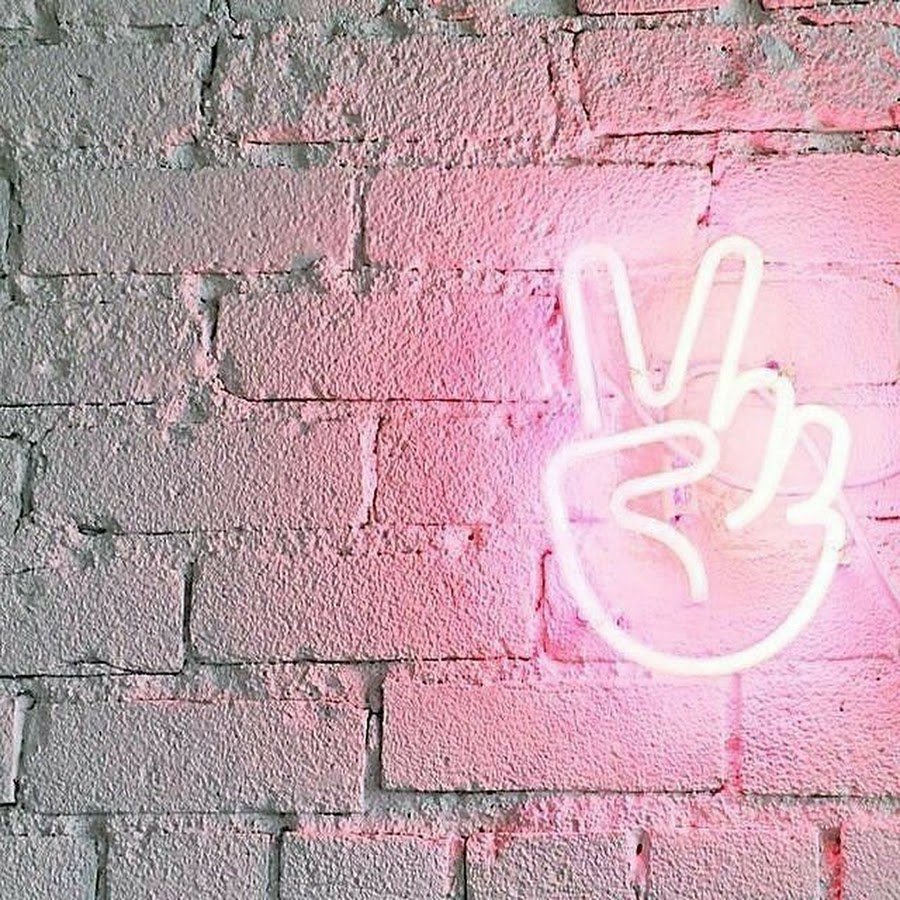 Неоновая надпись на кирпиче