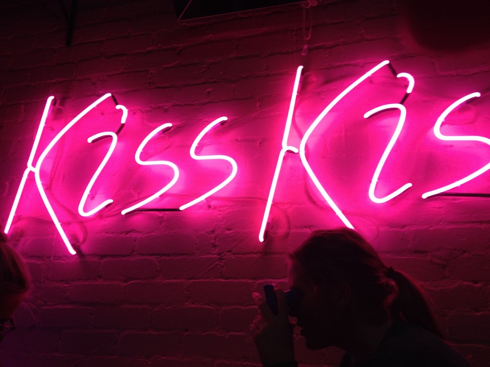 Неоновая надпись розовая