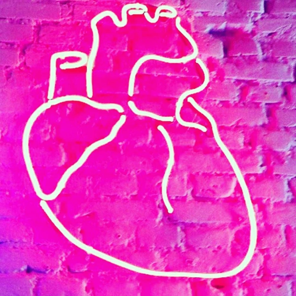 Неоновые рисунки на стенах