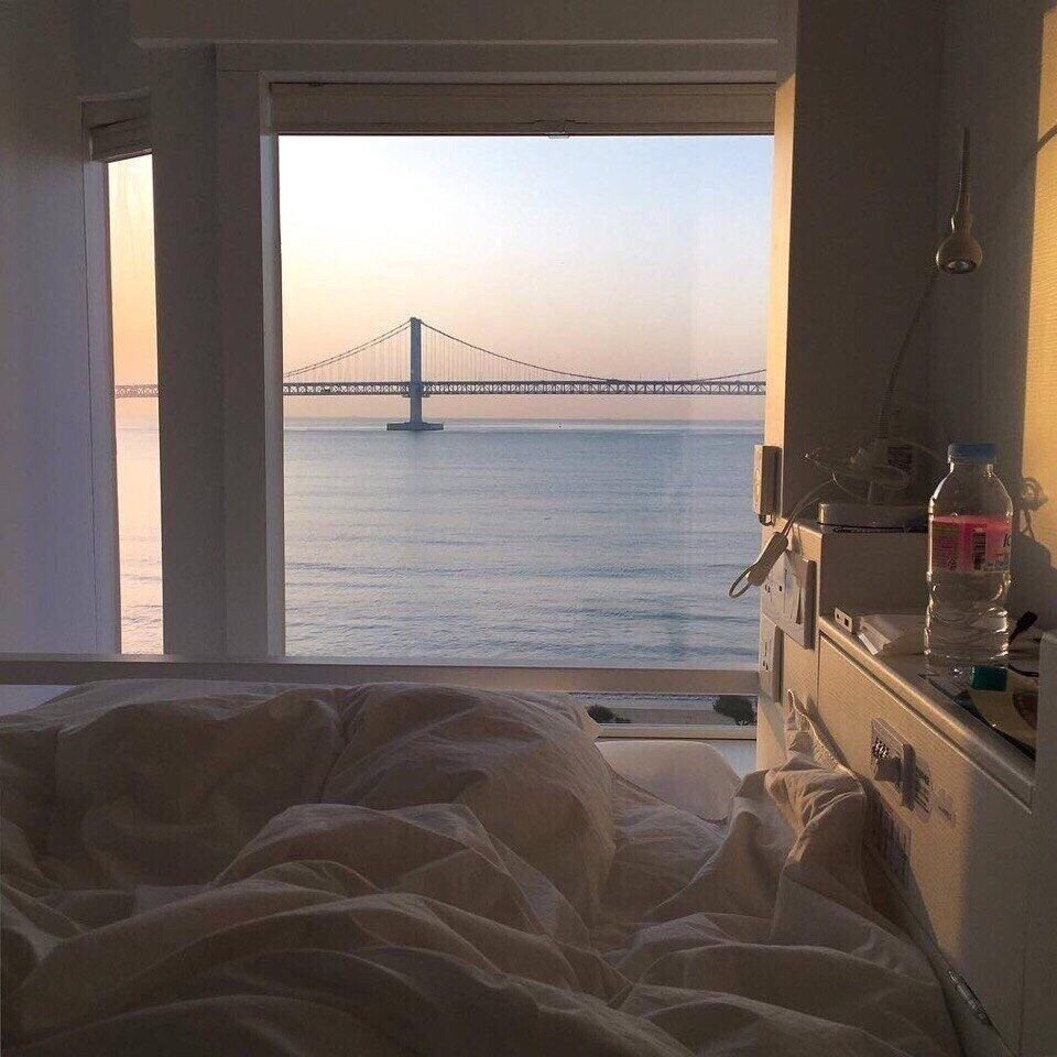 Уютная спальня с видом на море