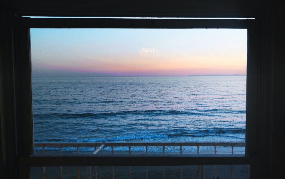 Вид на океан через окно