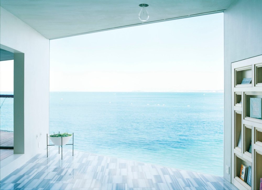 Вид из окна на море
