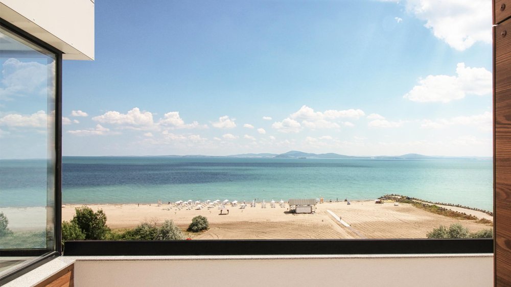 Вид из окна на океан