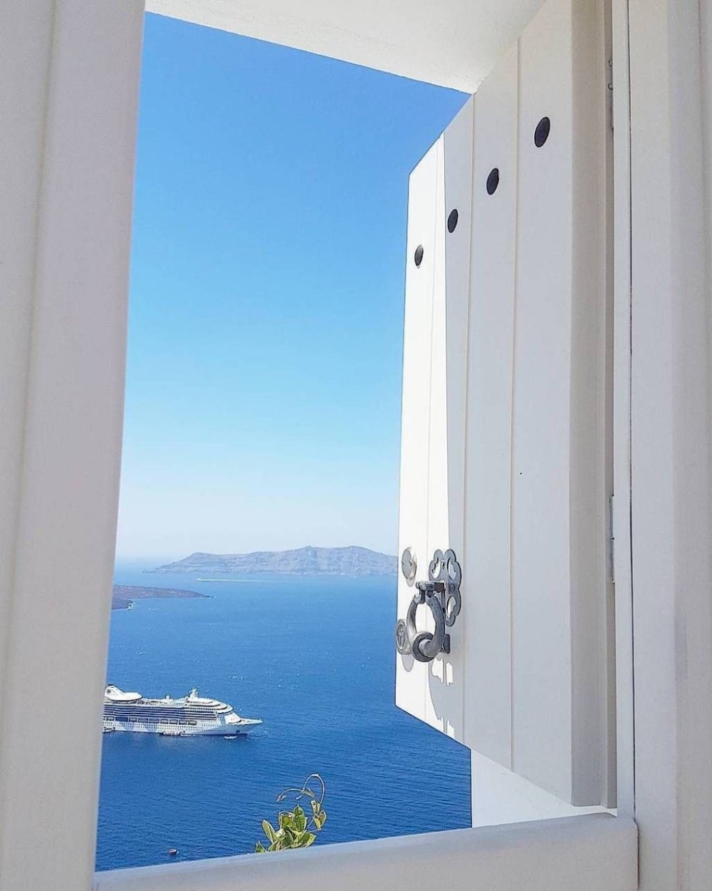 Вид из окна на море