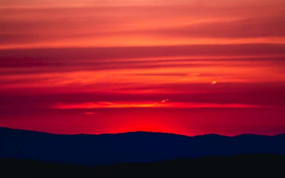 Красный дым в небе