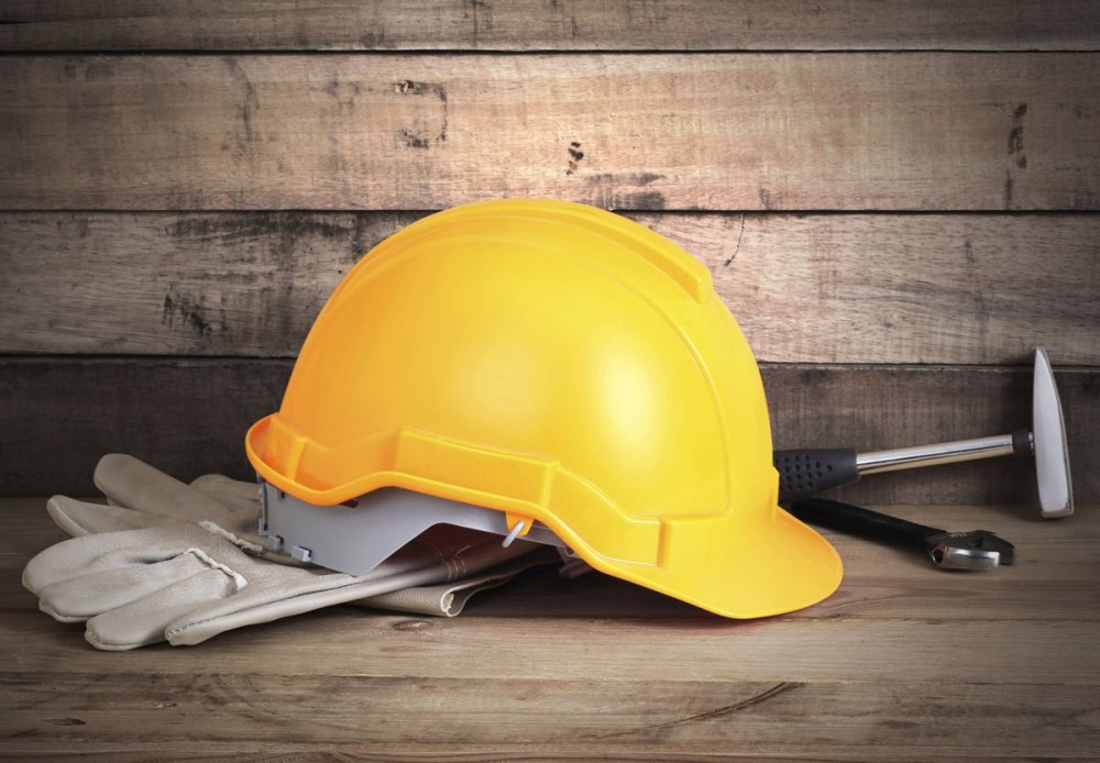 Строительная каска на столе