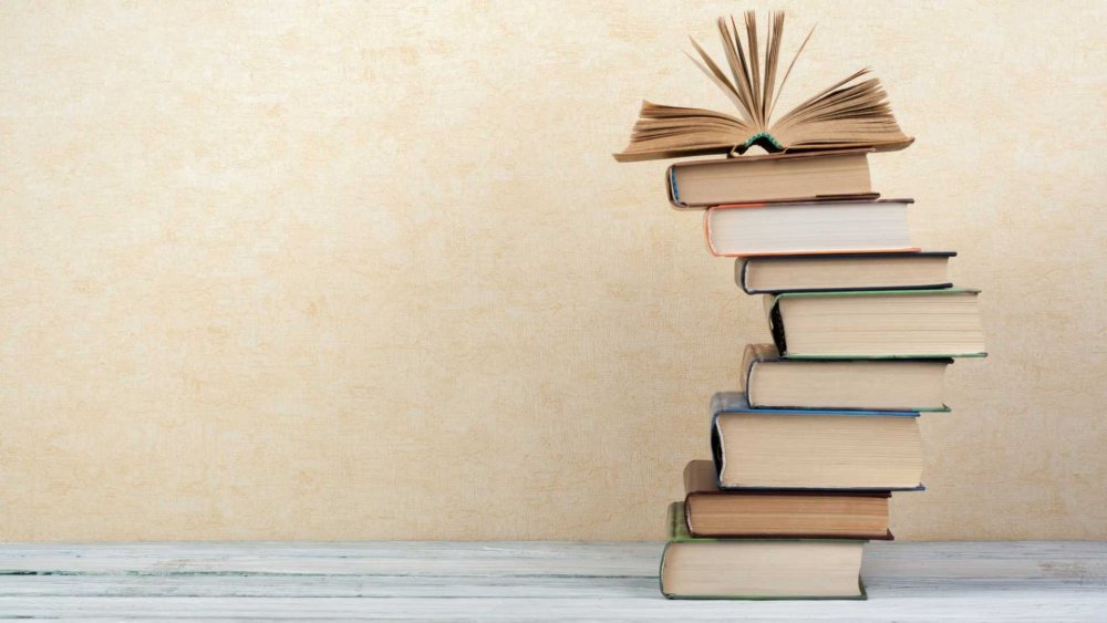 Фон с книгами для Инстаграм