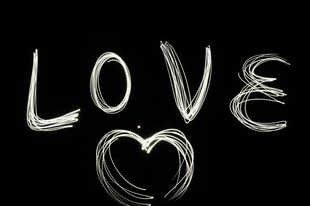 Любовные надписи на черном фоне