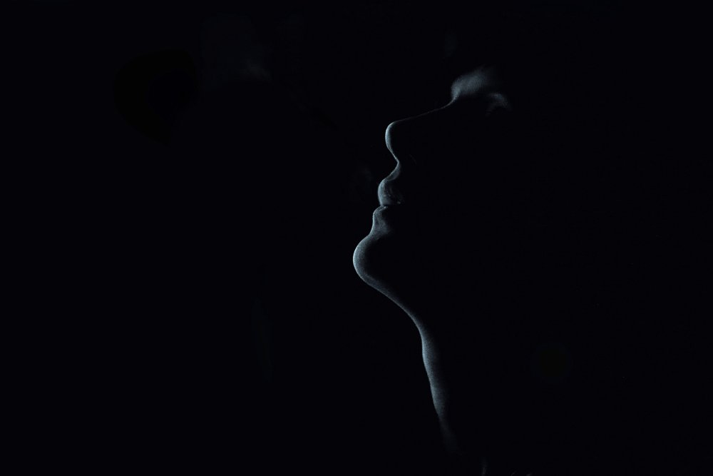 Очертания лица на темном фоне