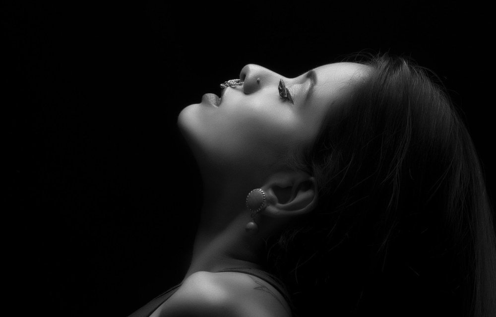 Девушка в профиль