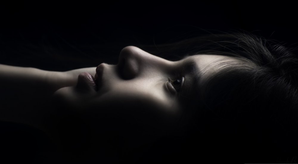 Лицо девушки в темноте