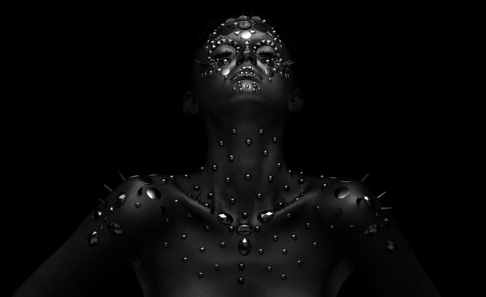 Негритянка на черном фоне