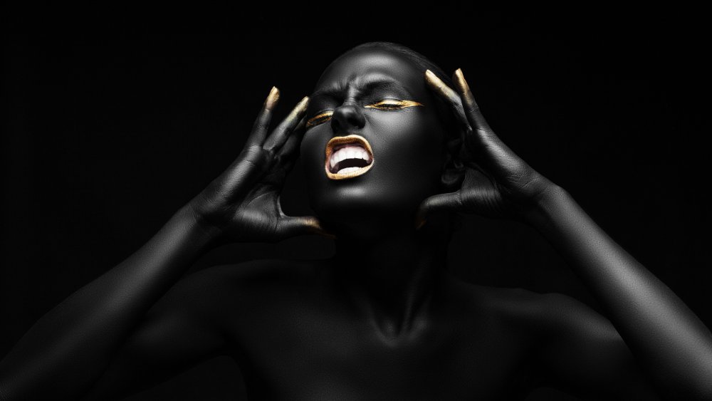 Женщина в черной краске