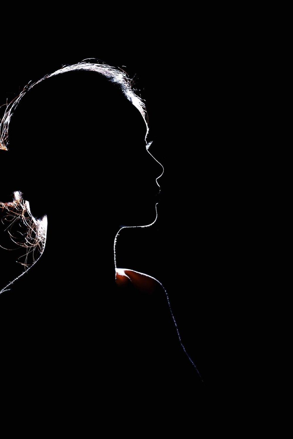 Силуэт на черном фоне