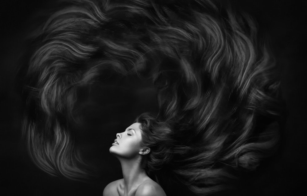 Волосы на черном фоне