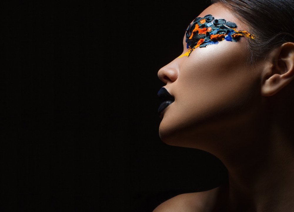 Профиль девушки на черном фоне