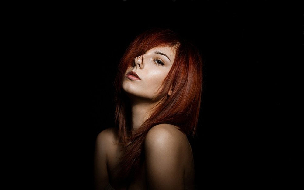 Рыжая девушка на черном фоне