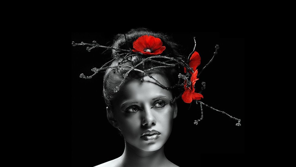 Картина девушка на черном фоне