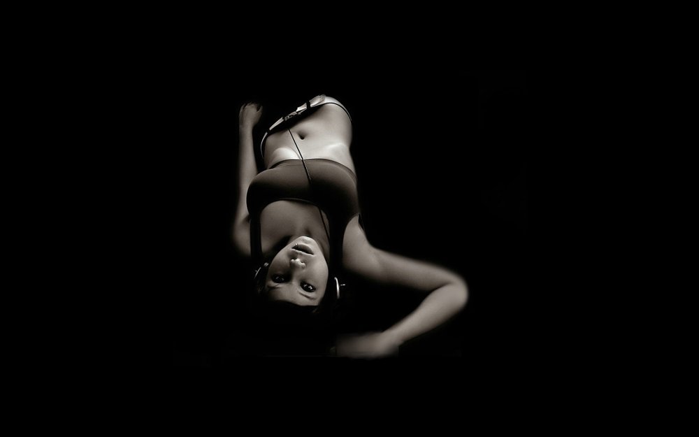 Девушка на черном фоне обои