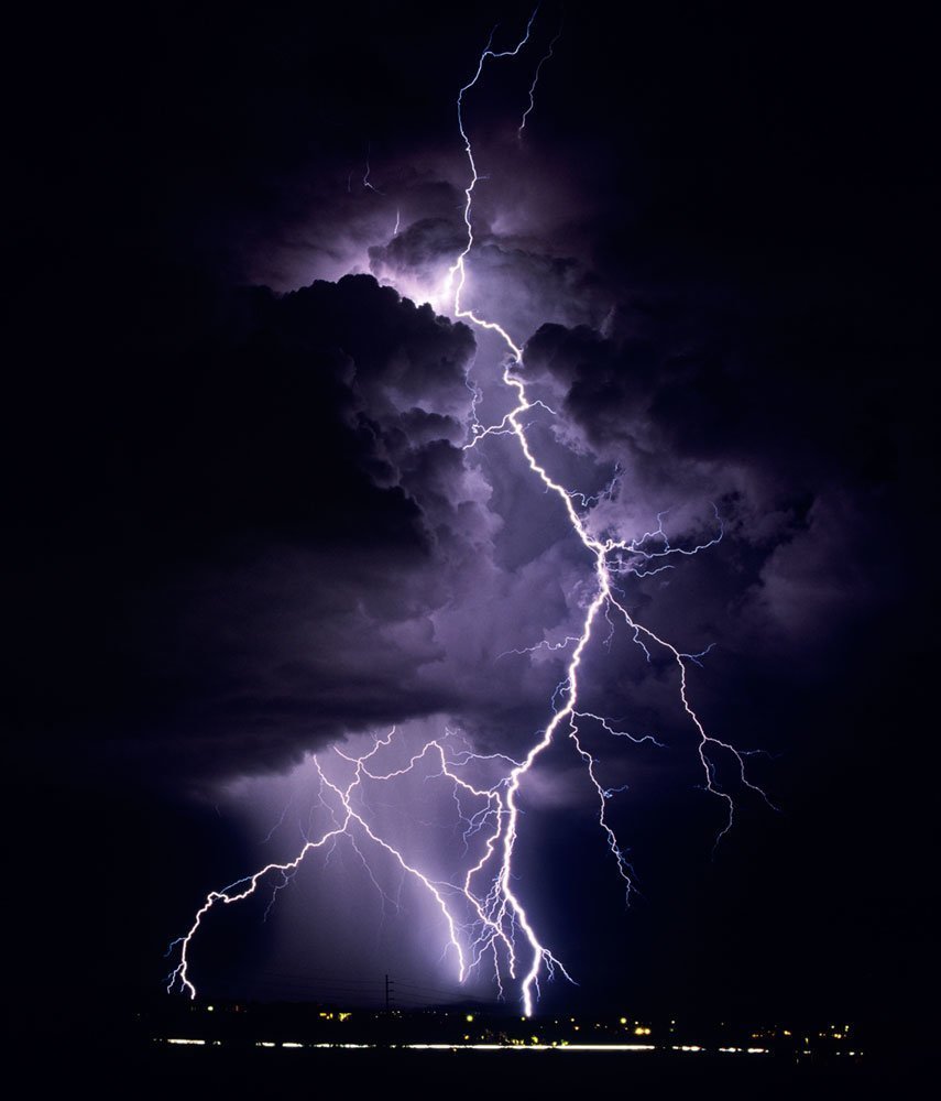 Молния на черном фоне