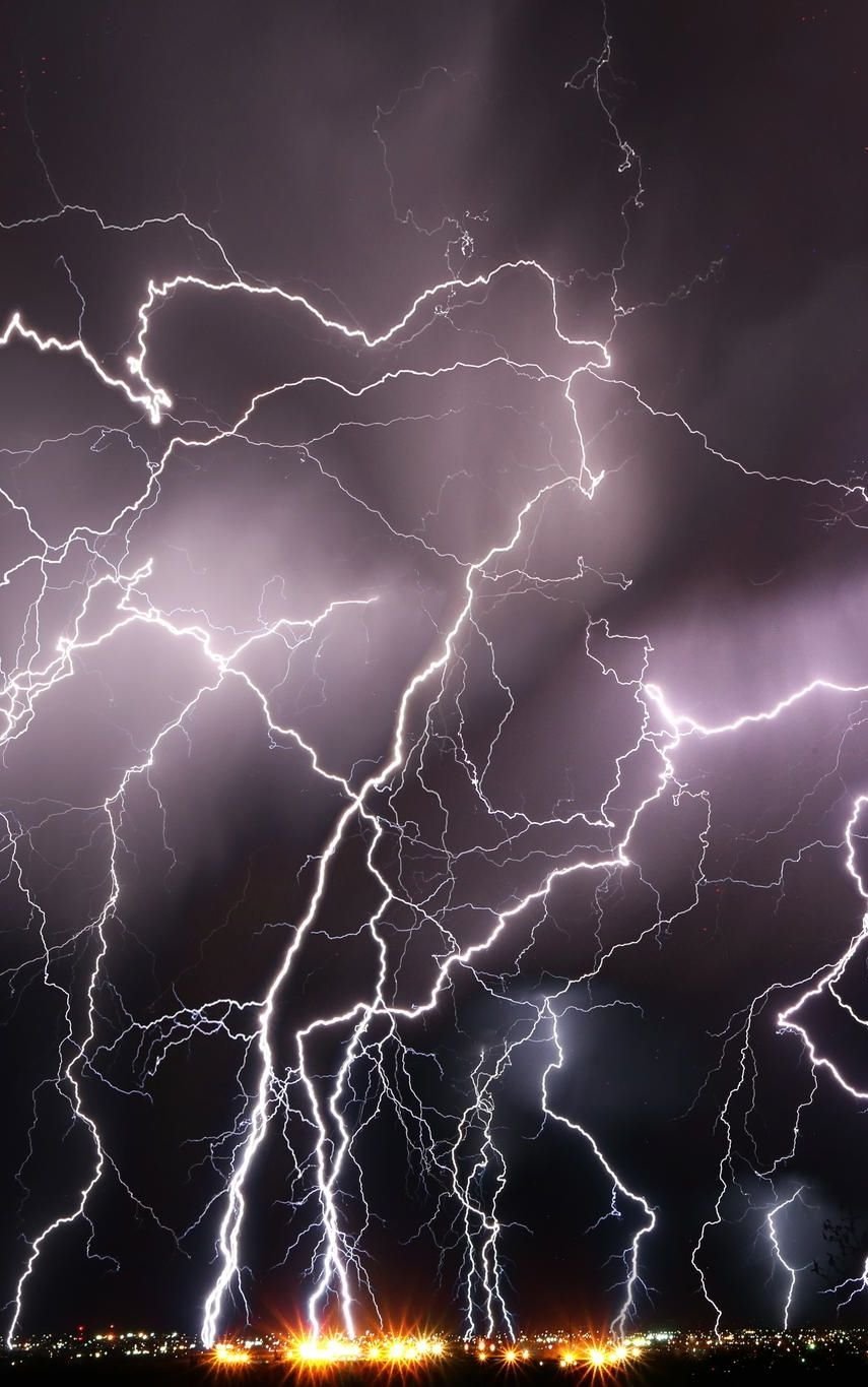 Молния на черном фоне