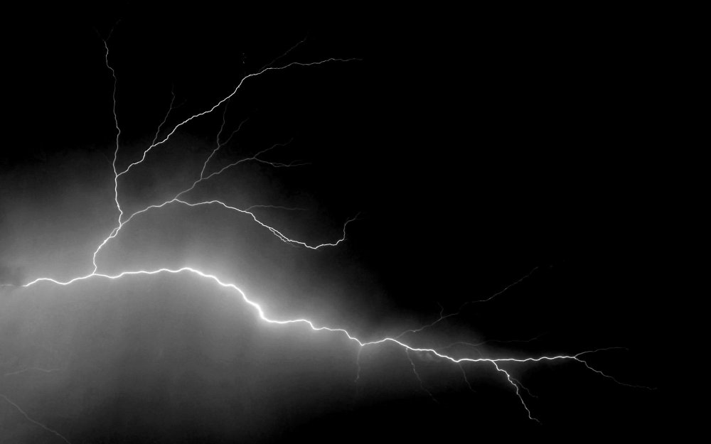 Молния на черном фоне
