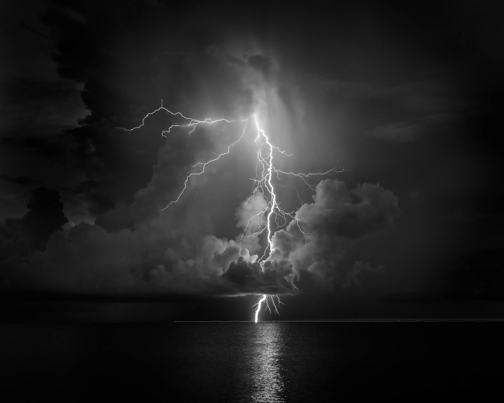 Молния на черном фоне