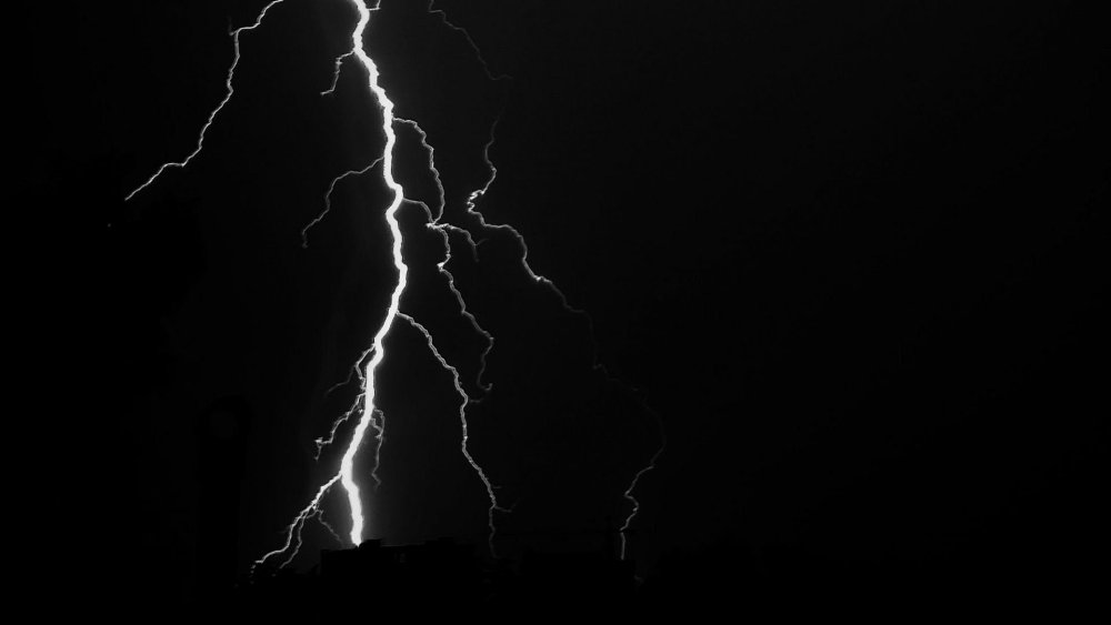 Гроза на черном фоне