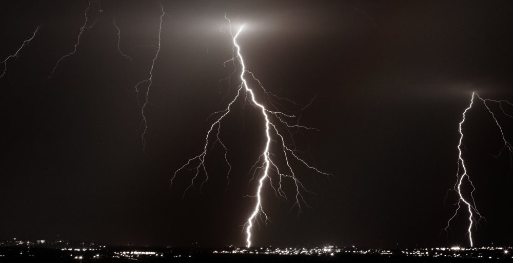 Молния на черном фоне