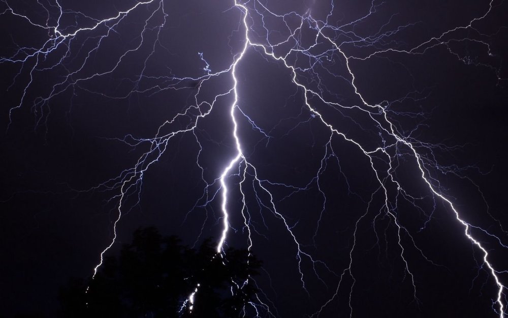 Молния на темном фоне