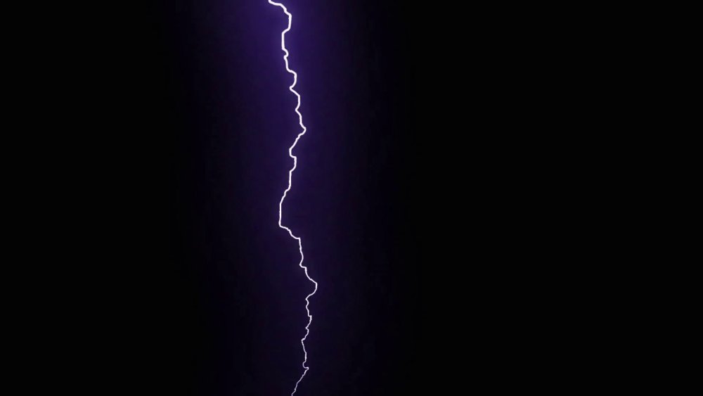 Молния на черном фоне