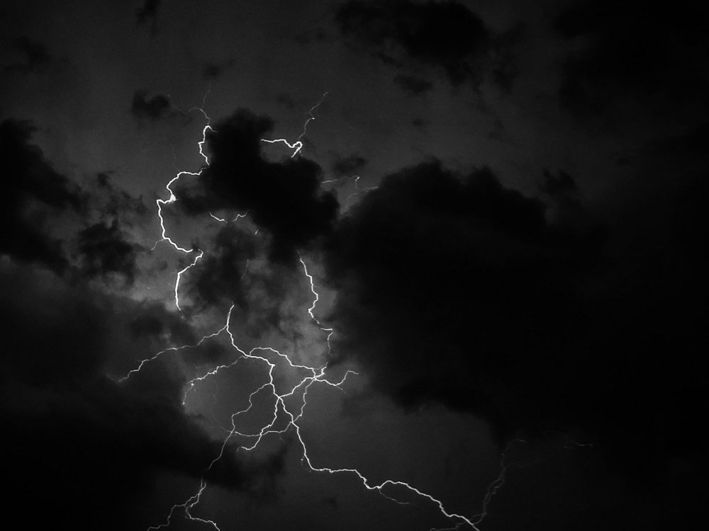 Молния на черном небе