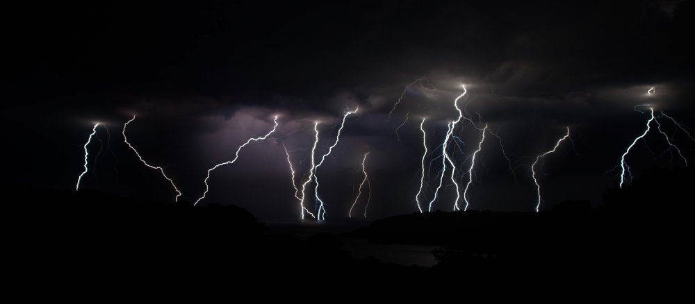 Молния на черном фоне