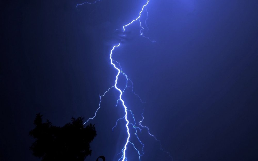 Молния в темноте